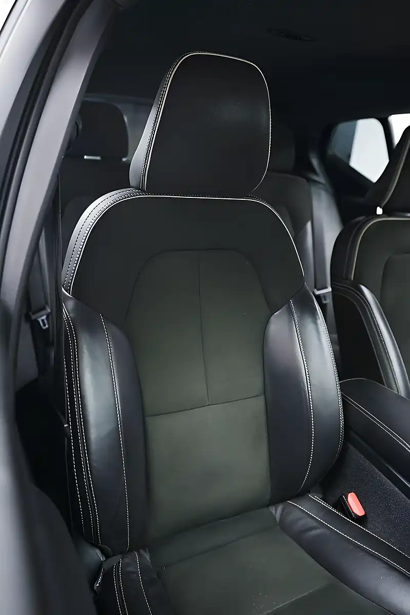 Used 2022 Volvo XC40 Ultimate Dark Blue - Interior and Exterior details 8