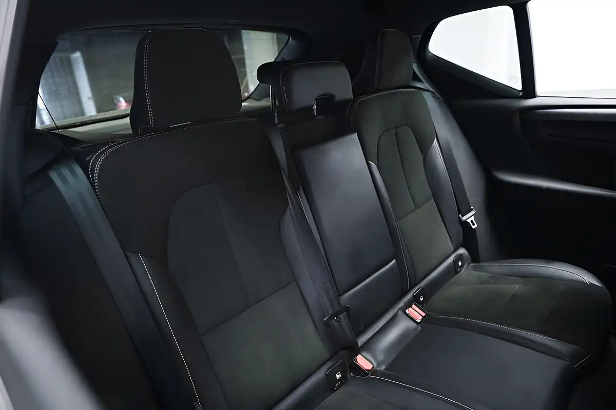 Used 2022 Volvo XC40 Ultimate Dark Blue - Interior and Exterior details 9