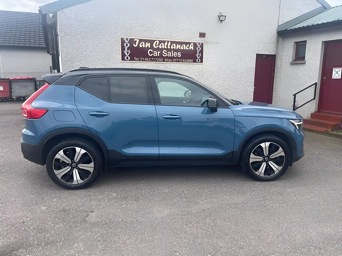 Used 2022 Volvo XC40 Ultimate Fjord Blue - Front View