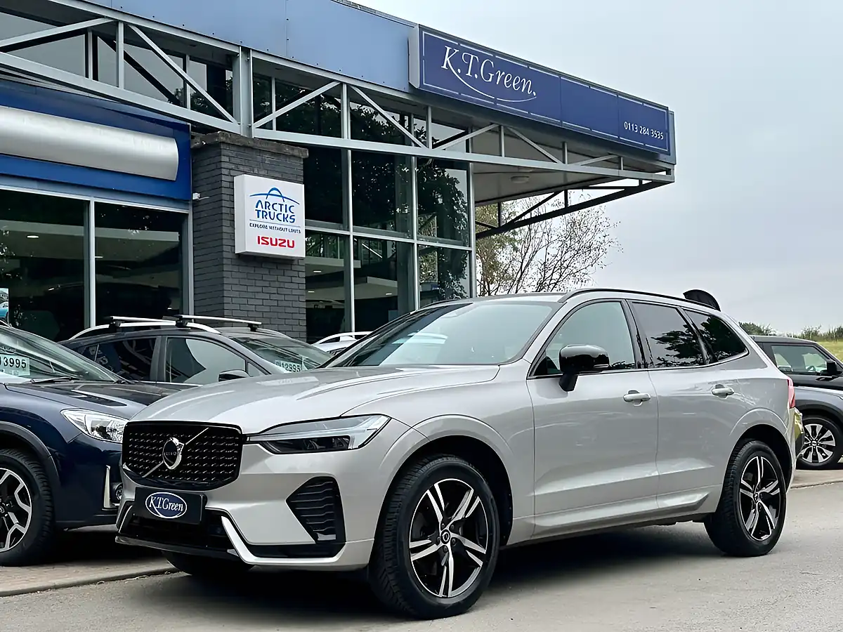 Used 2022 Volvo XC60 Plus Silver - Front View