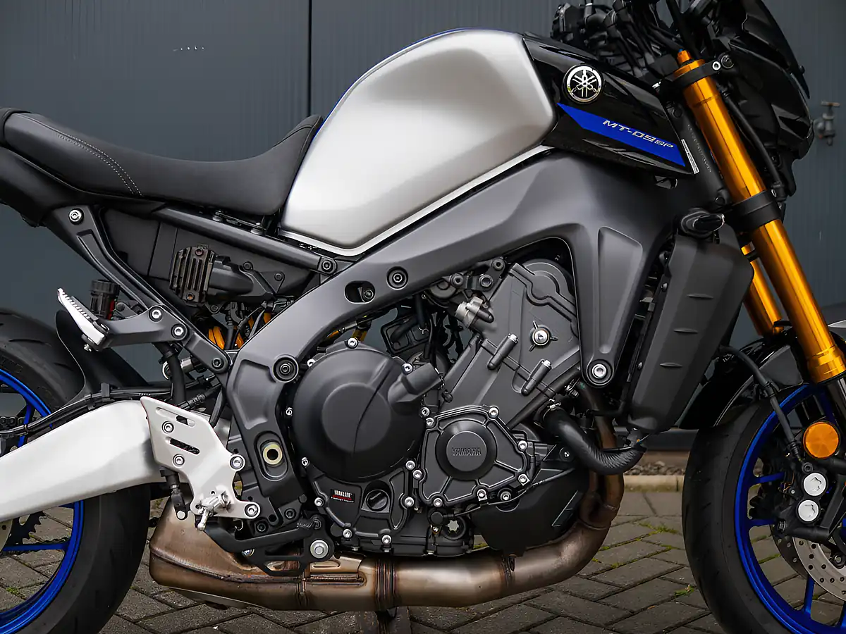Used 2022 Yamaha MT-09 Sp Liquid Metal/Raven - Interior and Exterior details 10