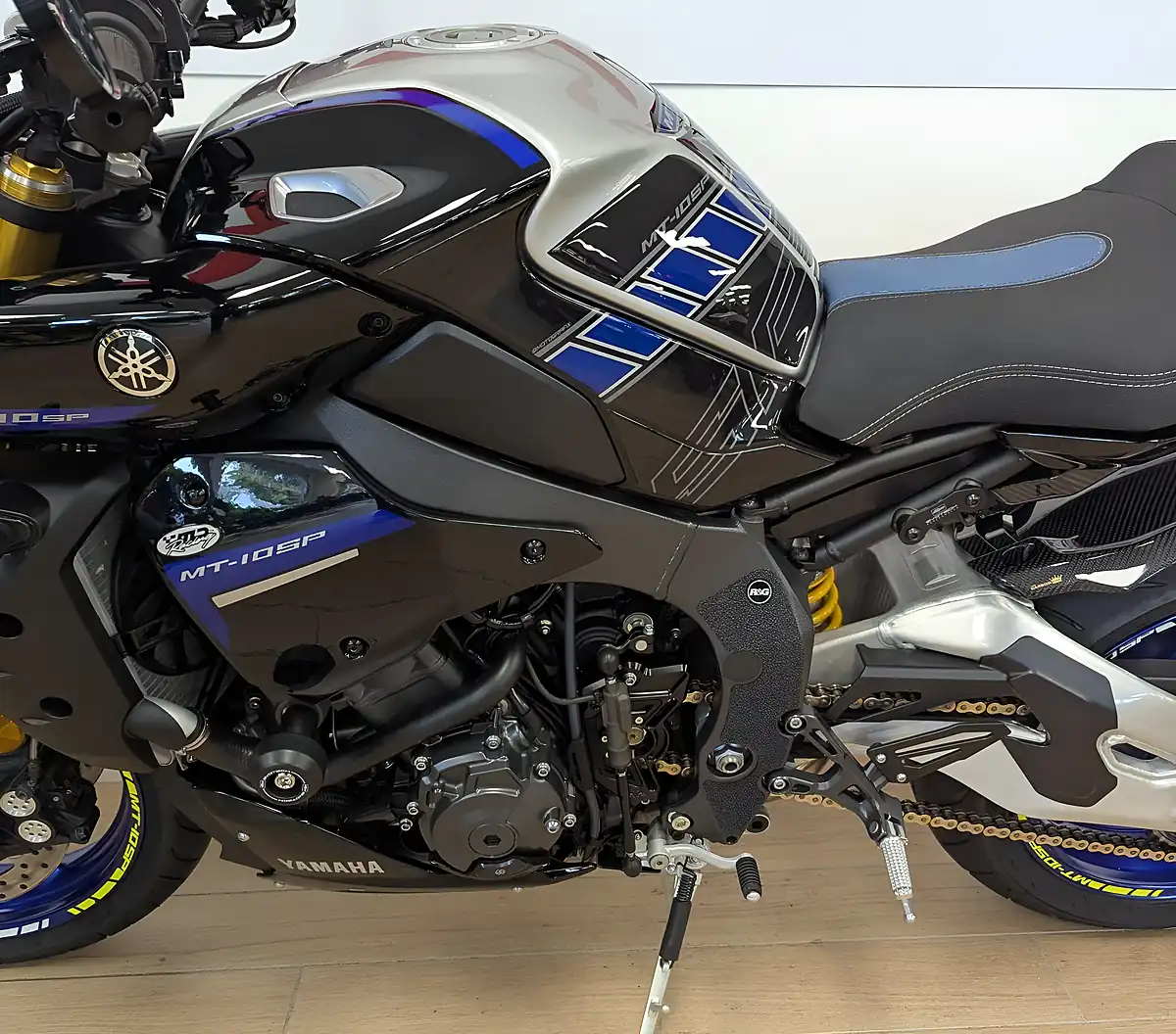Used 2022 Yamaha MT-10 Sp Hyper-Naked Silver - Interior and Exterior details 11