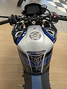 Used 2022 Yamaha MT-10 Sp Hyper-Naked Silver - Interior and Exterior details 15