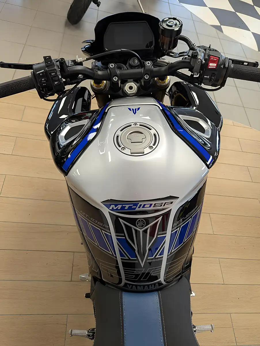 Used 2022 Yamaha MT-10 Sp Hyper-Naked Silver - Interior and Exterior details 15