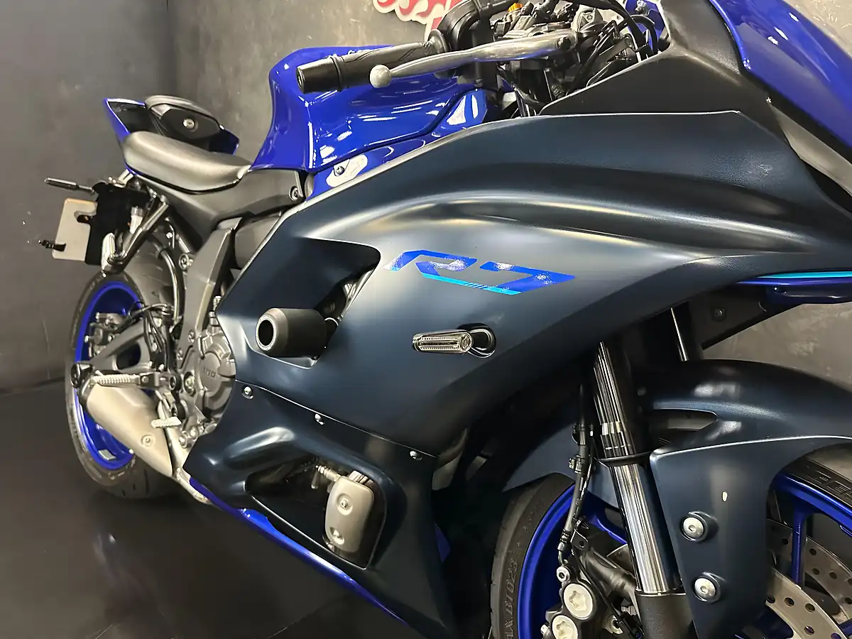Used 2022 Yamaha R7 700 Blue - Interior and Exterior details 12