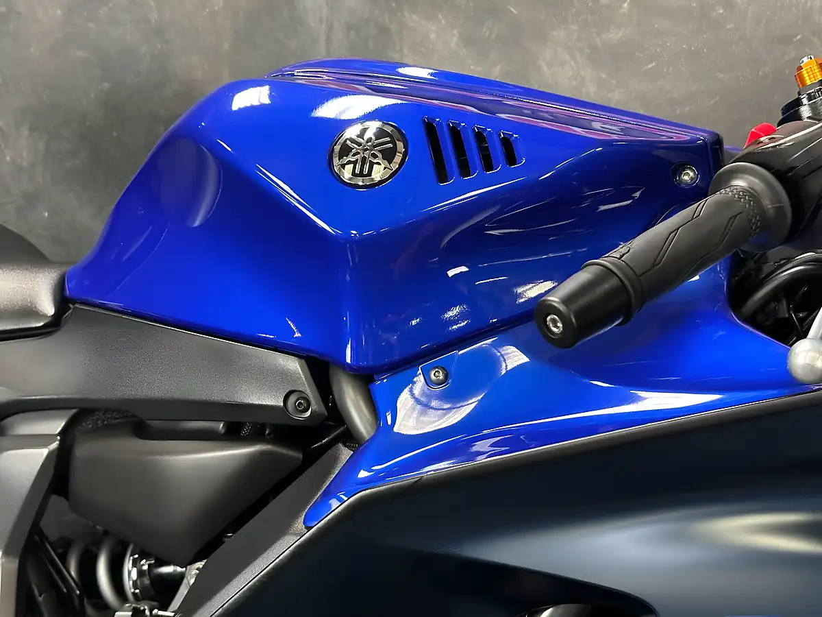 Used 2022 Yamaha R7 700 Blue - Interior and Exterior details 13