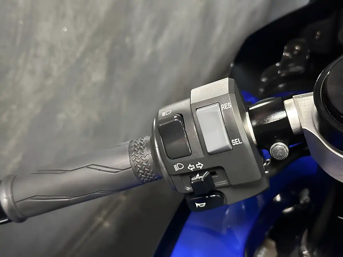 Used 2022 Yamaha R7 700 Blue - Interior and Exterior details 15