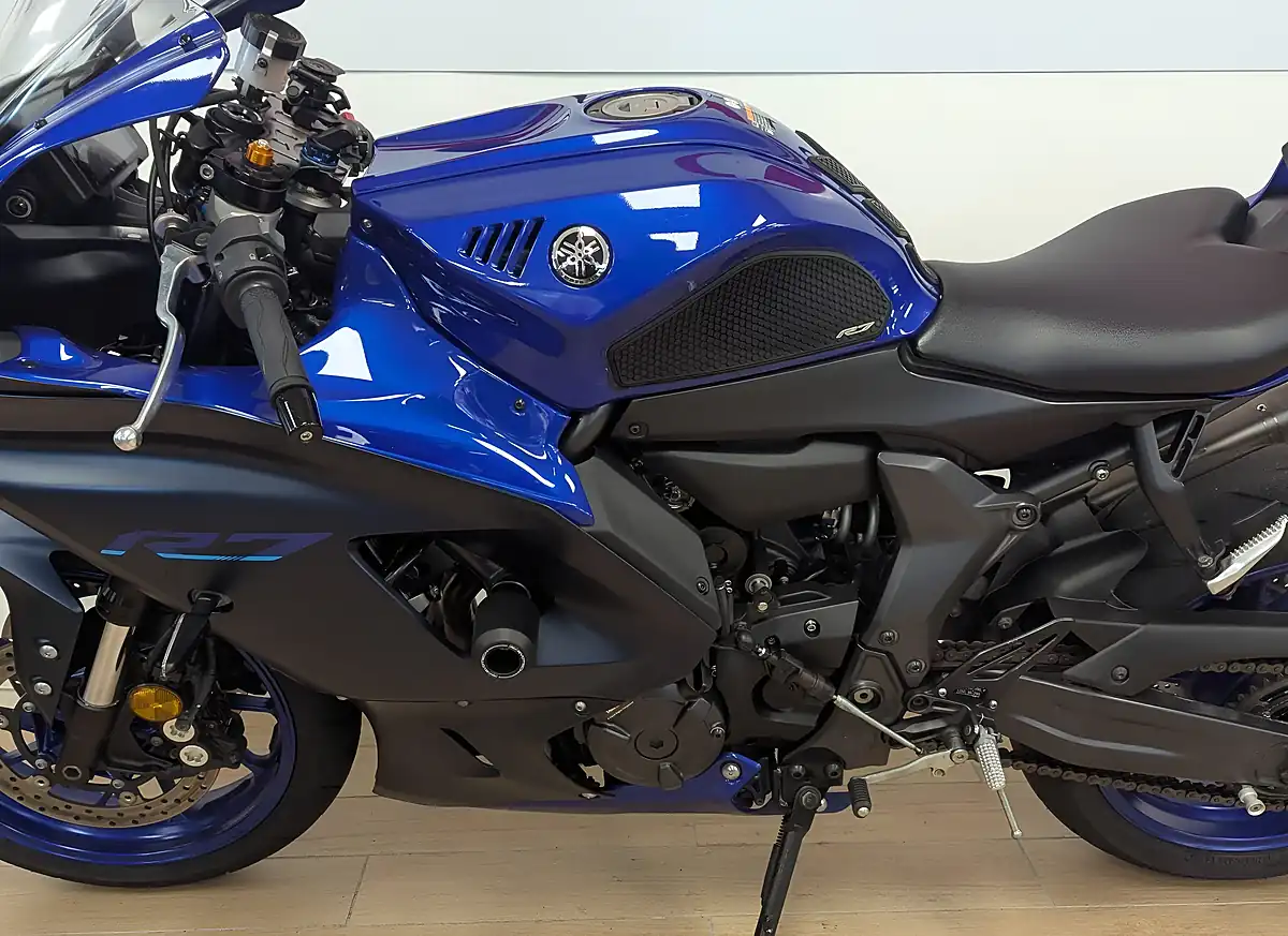 Used 2022 Yamaha R7 700 Blue - Interior and Exterior details 13