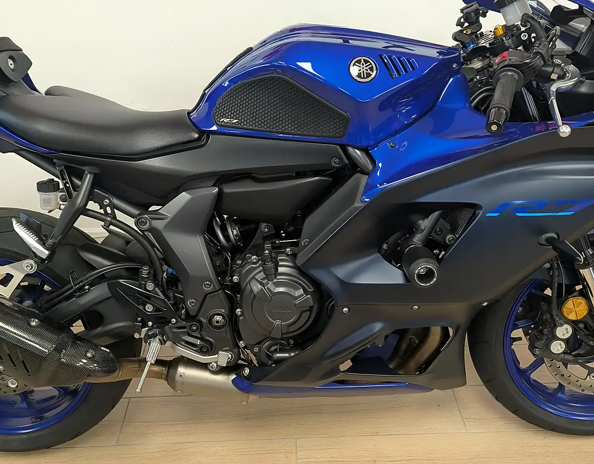 Used 2022 Yamaha R7 700 Blue - Interior and Exterior details 19