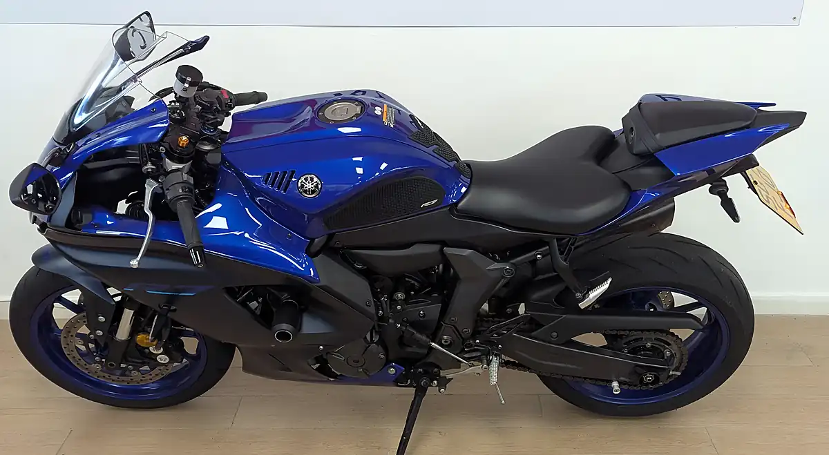 Used 2022 Yamaha R7 700 Blue - Interior and Exterior details 7