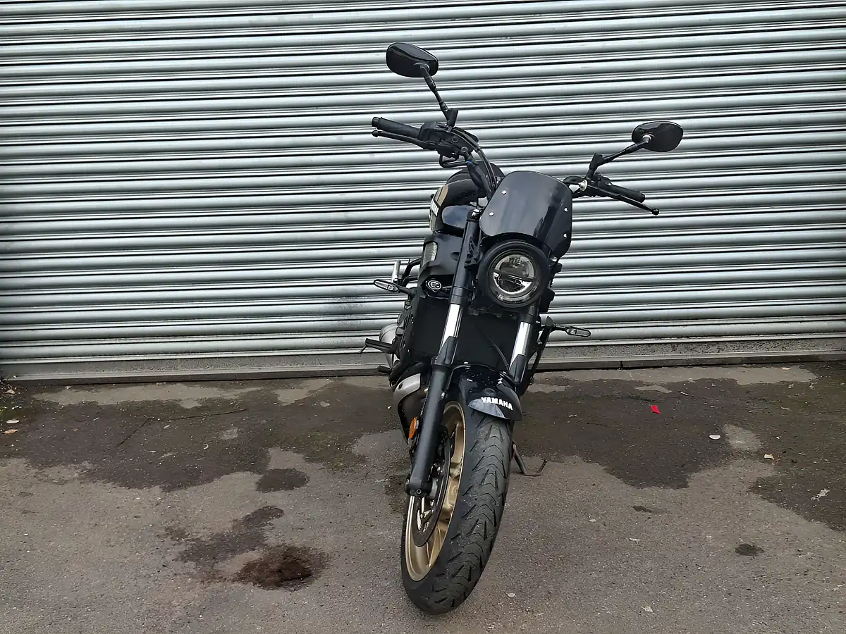 Used 2022 Yamaha Xs Black - Interior and Exterior details 3