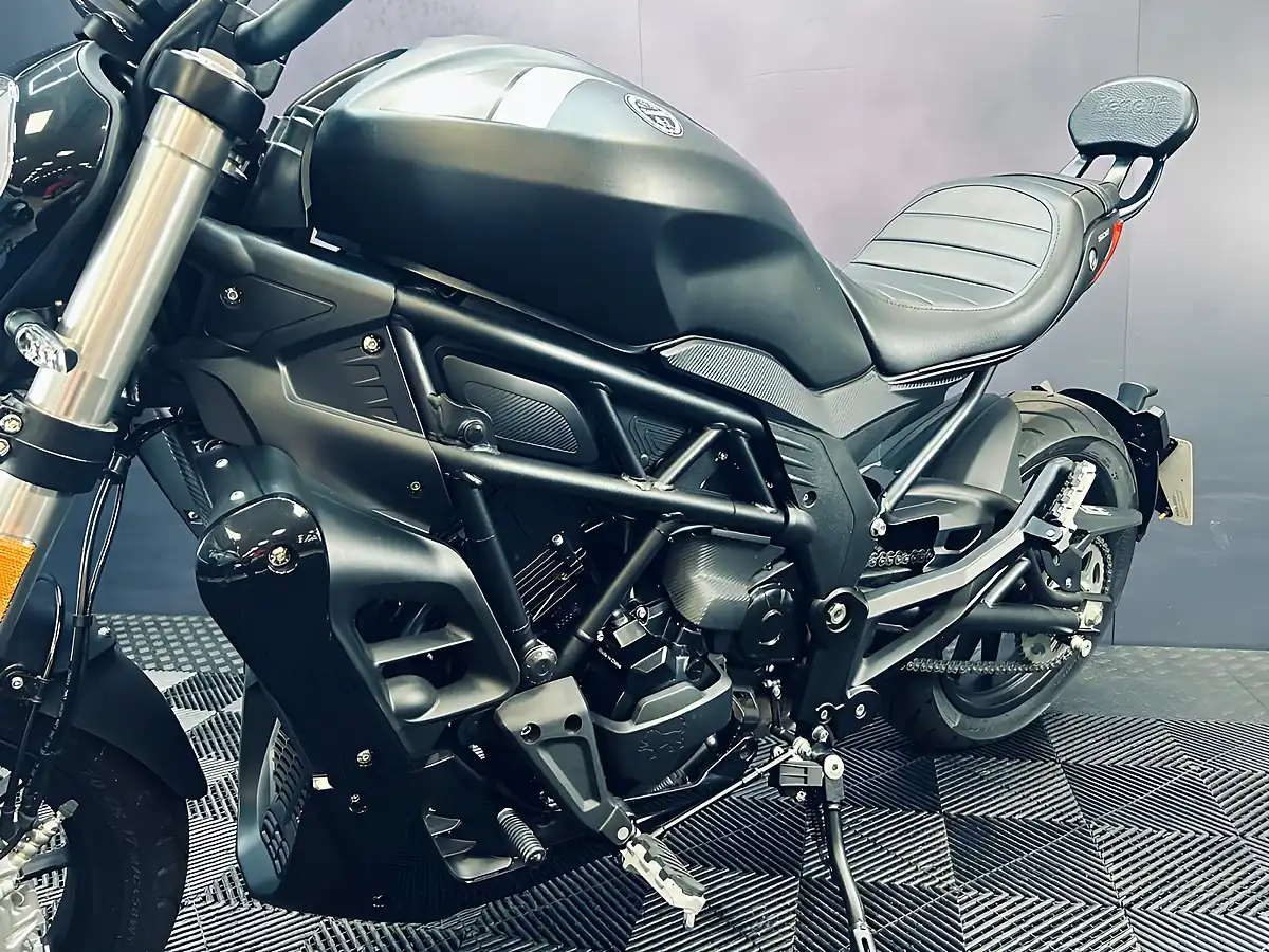 Used 2023 Benelli 502 C Black - Interior and Exterior details 11