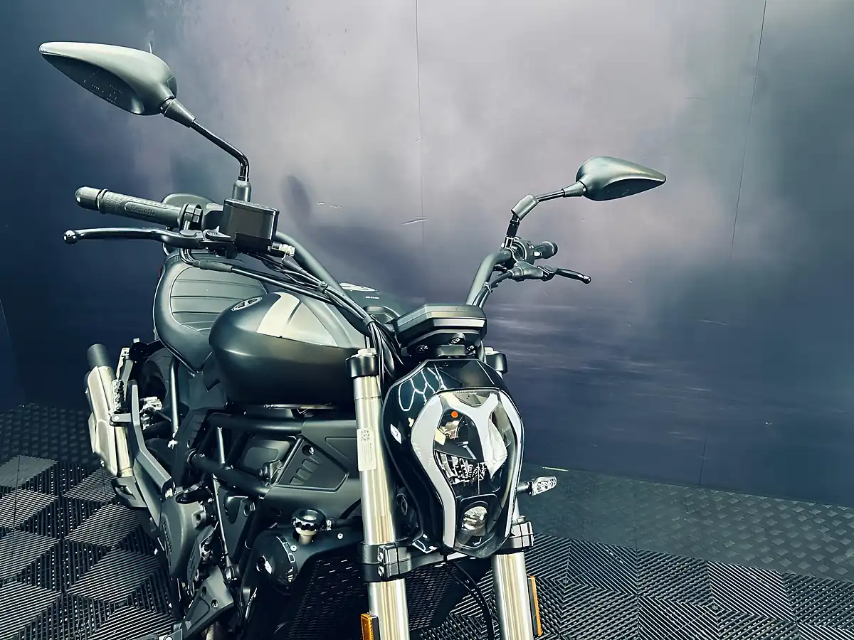Used 2023 Benelli 502 C Black - Interior and Exterior details 8