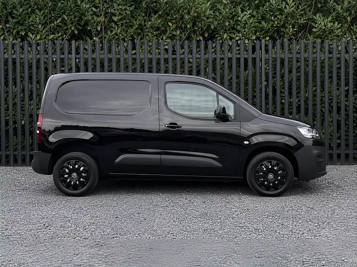 Used 2023 Citroen Berlingo Enterprise Edition M Black - Interior and Exterior details 4