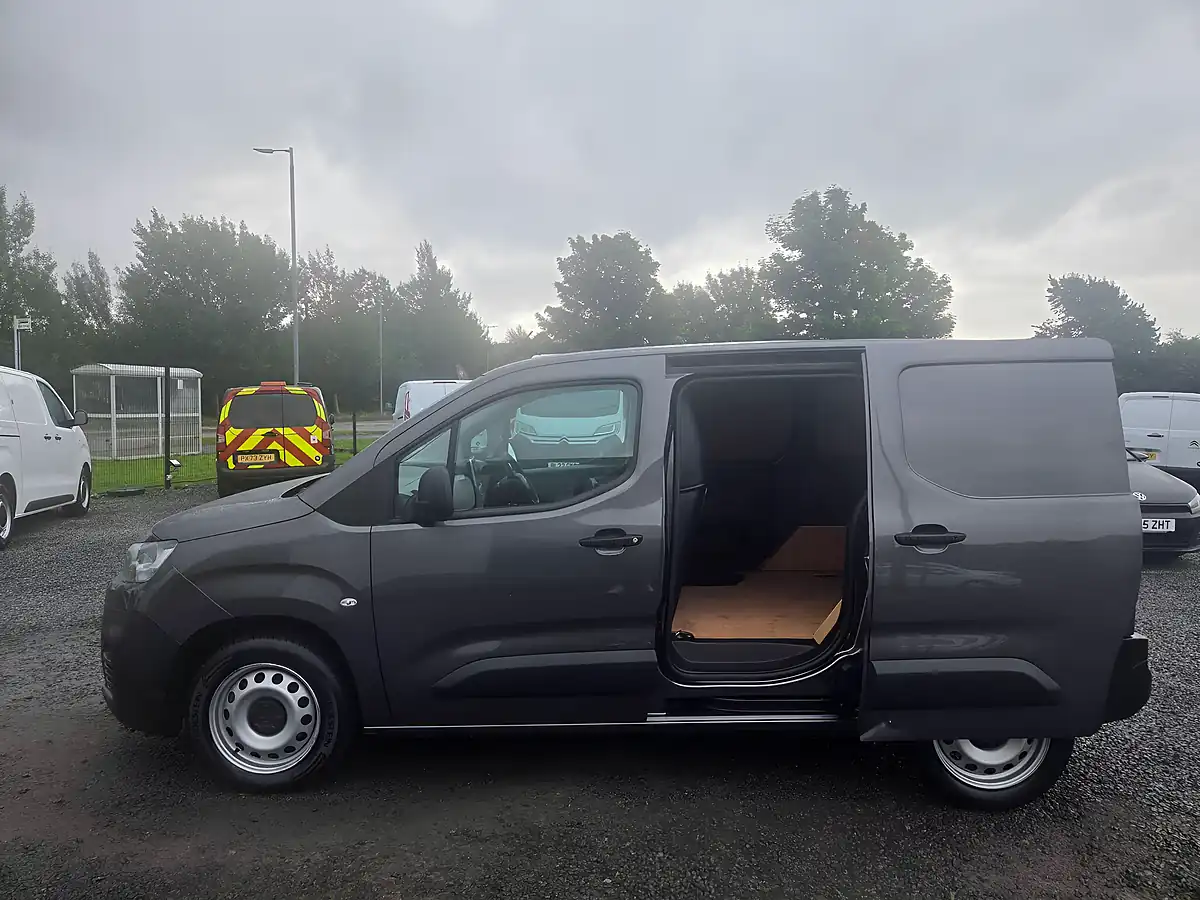 Used 2023 Citroen Berlingo Enterprise Edition M Grey - Interior and Exterior details 9