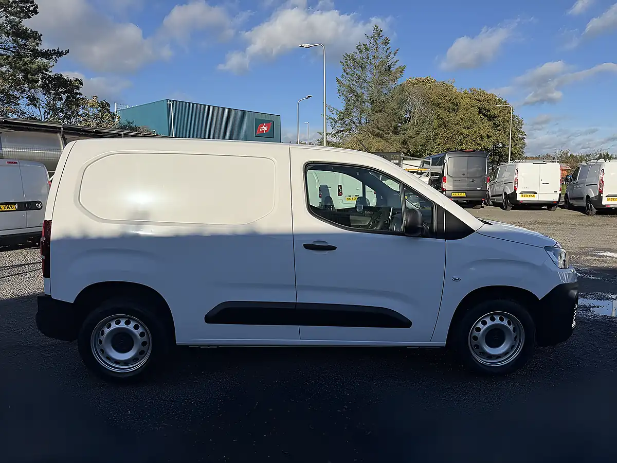 Used 2023 Citroen Berlingo Enterprise Edition M Icy White - Interior and Exterior details 4