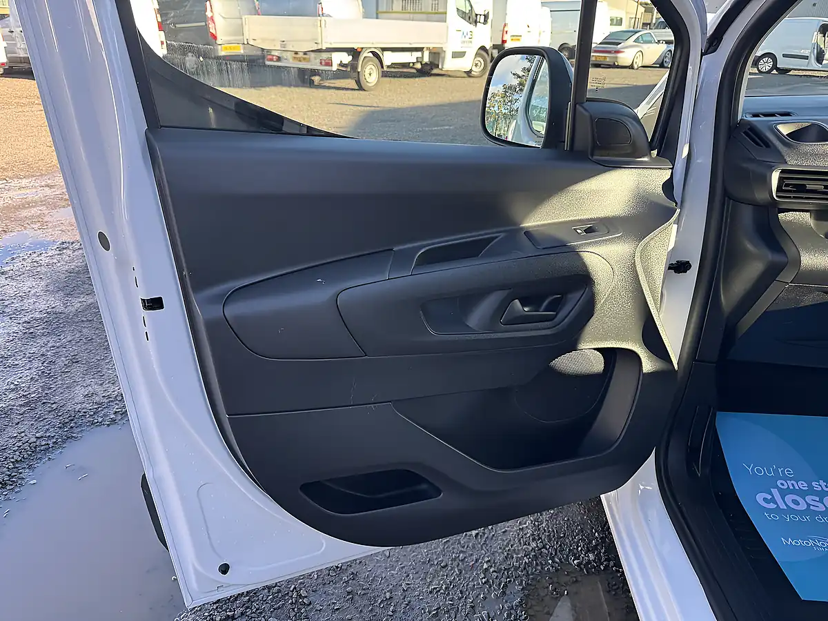 Used 2023 Citroen Berlingo Enterprise Edition M Icy White - Interior and Exterior details 9