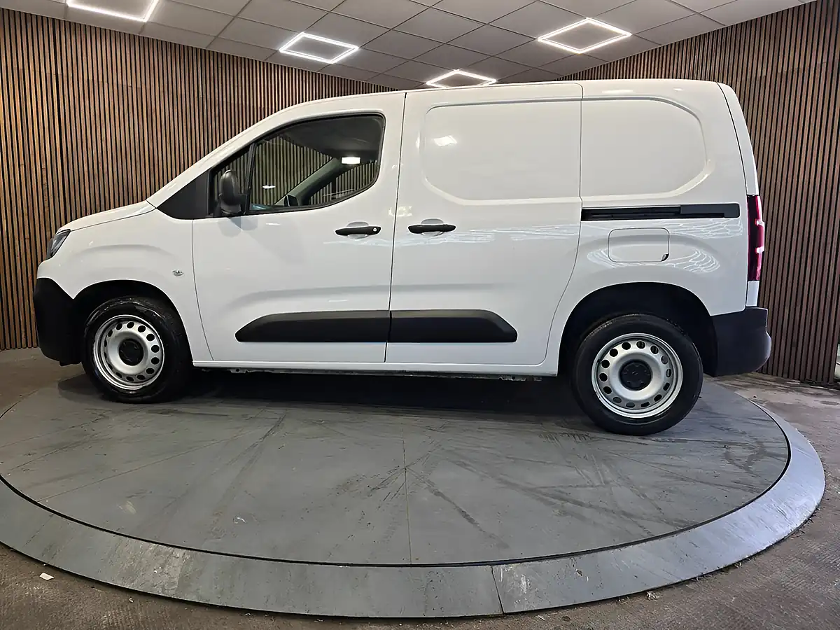Used 2023 Citroen Berlingo Enterprise Edition M White - Interior and Exterior details 4