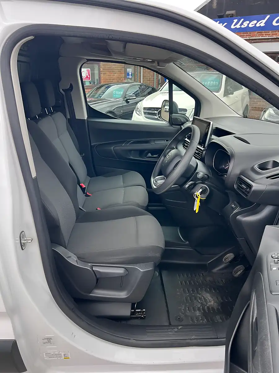 Used 2023 Citroen Berlingo Enterprise Edition M White - Interior and Exterior details 14