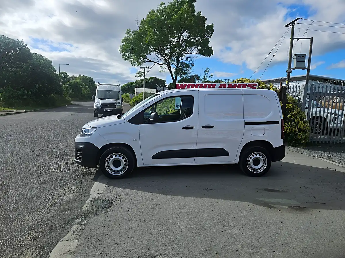 Used 2023 Citroen Berlingo Enterprise Edition M White - Interior and Exterior details 5