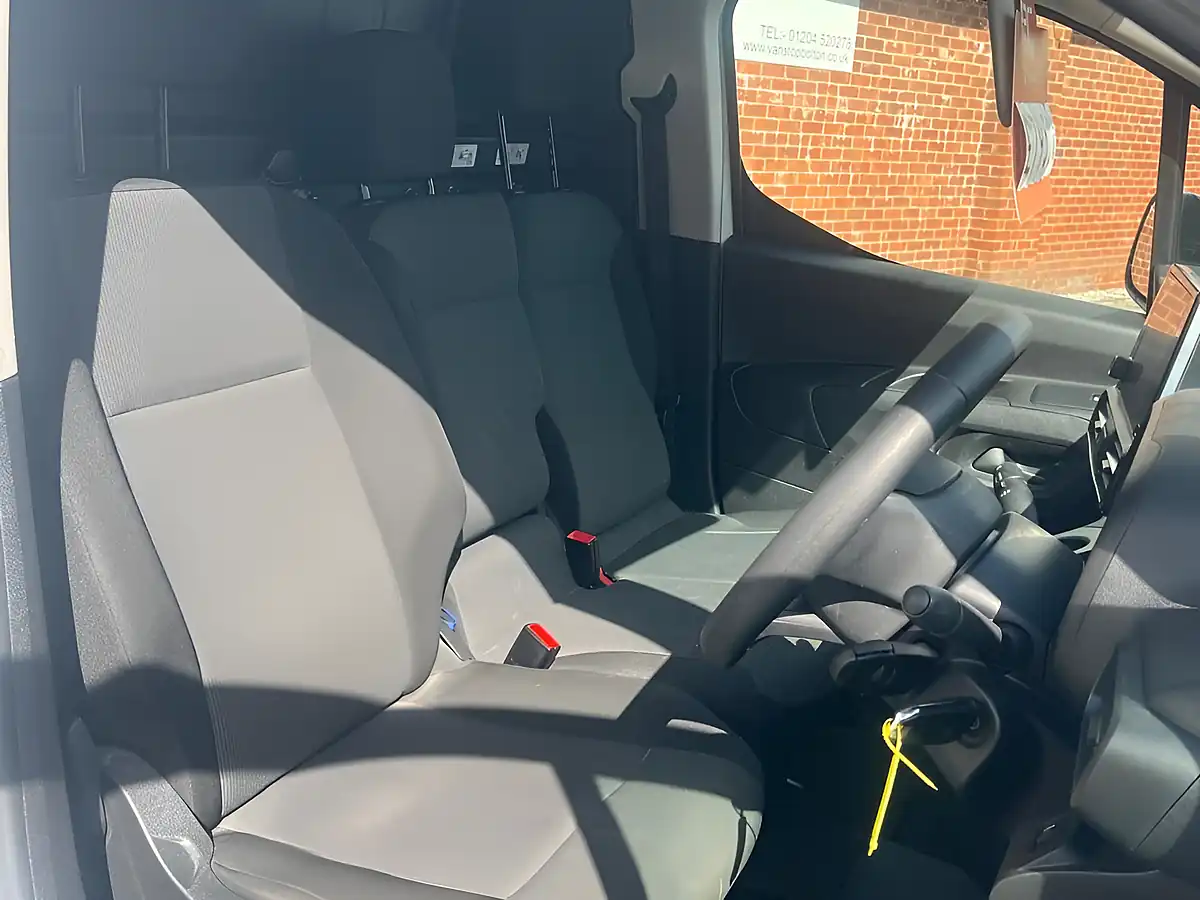 Used 2023 Citroen Berlingo Enterprise Edition M White - Interior and Exterior details 5
