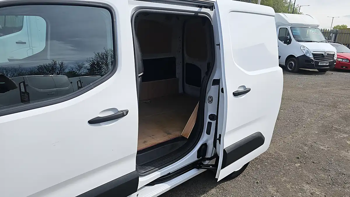 Used 2023 Citroen Berlingo Enterprise Edition M White - Interior and Exterior details 10