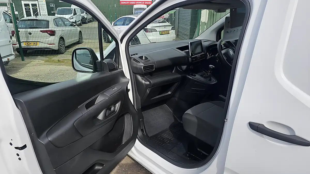 Used 2023 Citroen Berlingo Enterprise Edition M White - Interior and Exterior details 15