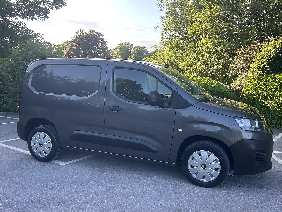 Used 2023 Citroen Berlingo Enterprise Edition Metallic Platinum Grey - Interior and Exterior details 3