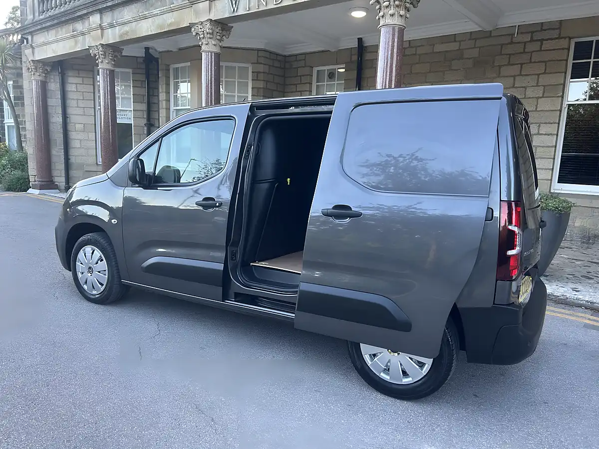 Used 2023 Citroen Berlingo Enterprise Edition Metallic Platinum Grey - Interior and Exterior details 4
