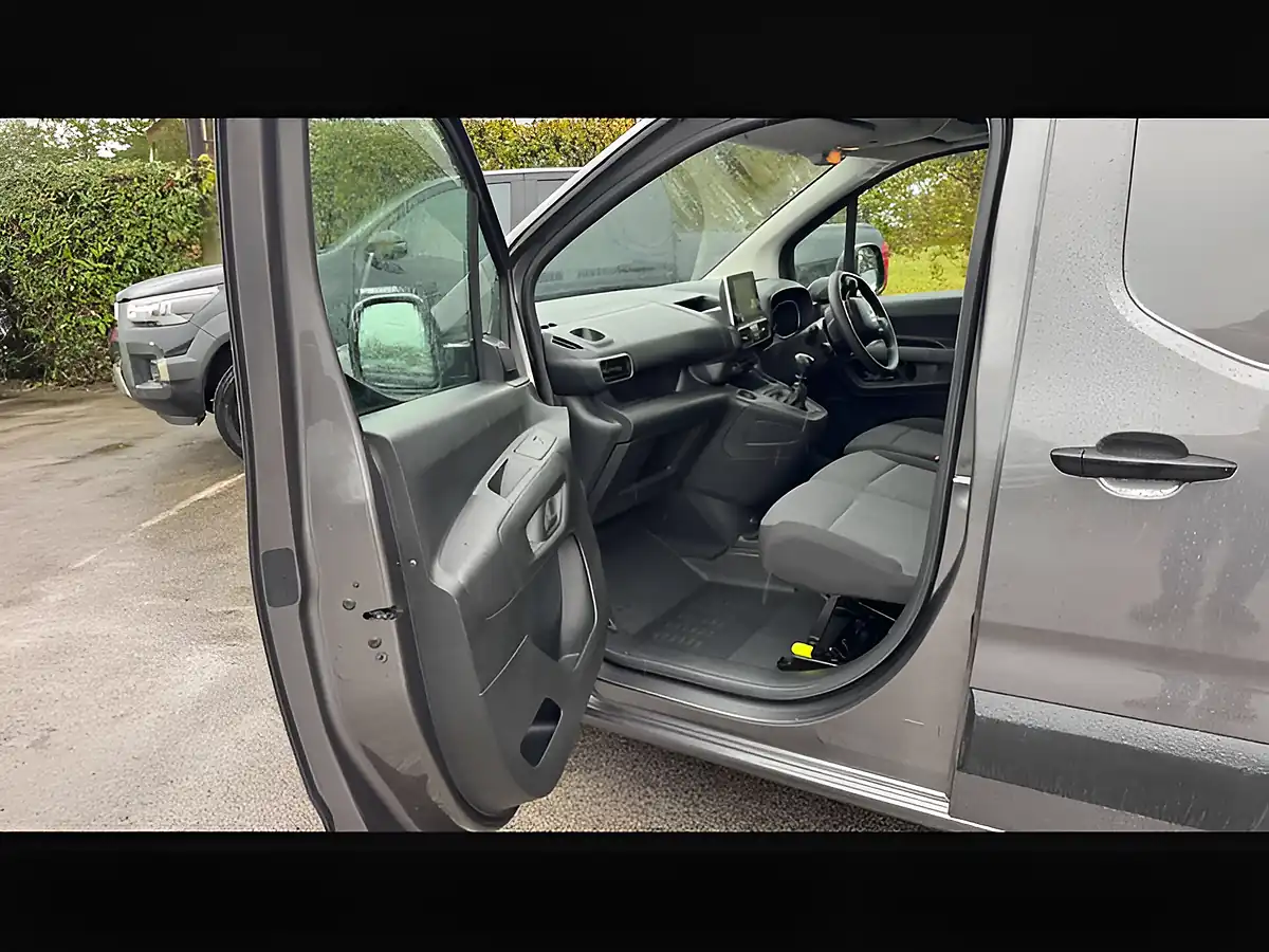 Used 2023 Citroen Berlingo Enterprise Edition Platinum Grey - Interior and Exterior details 18