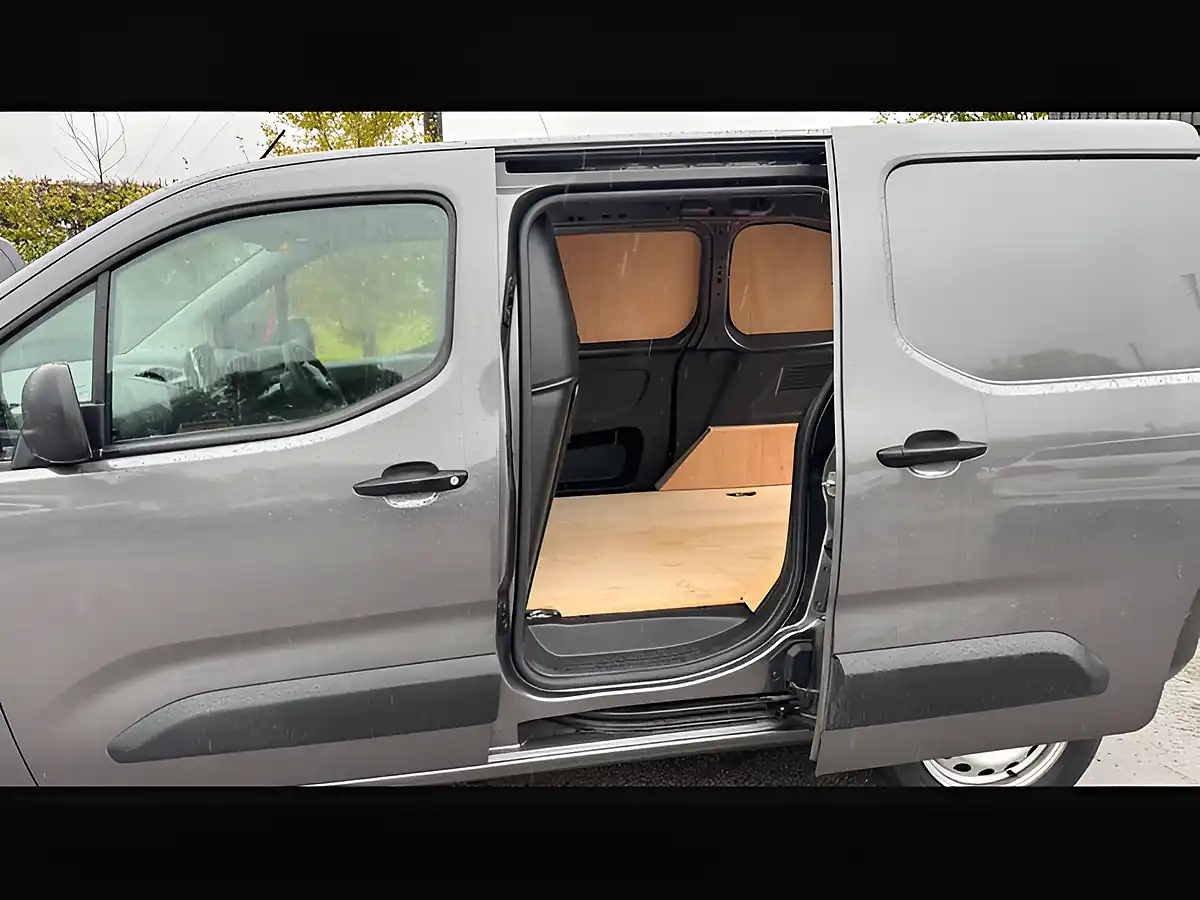 Used 2023 Citroen Berlingo Enterprise Edition Platinum Grey - Interior and Exterior details 8
