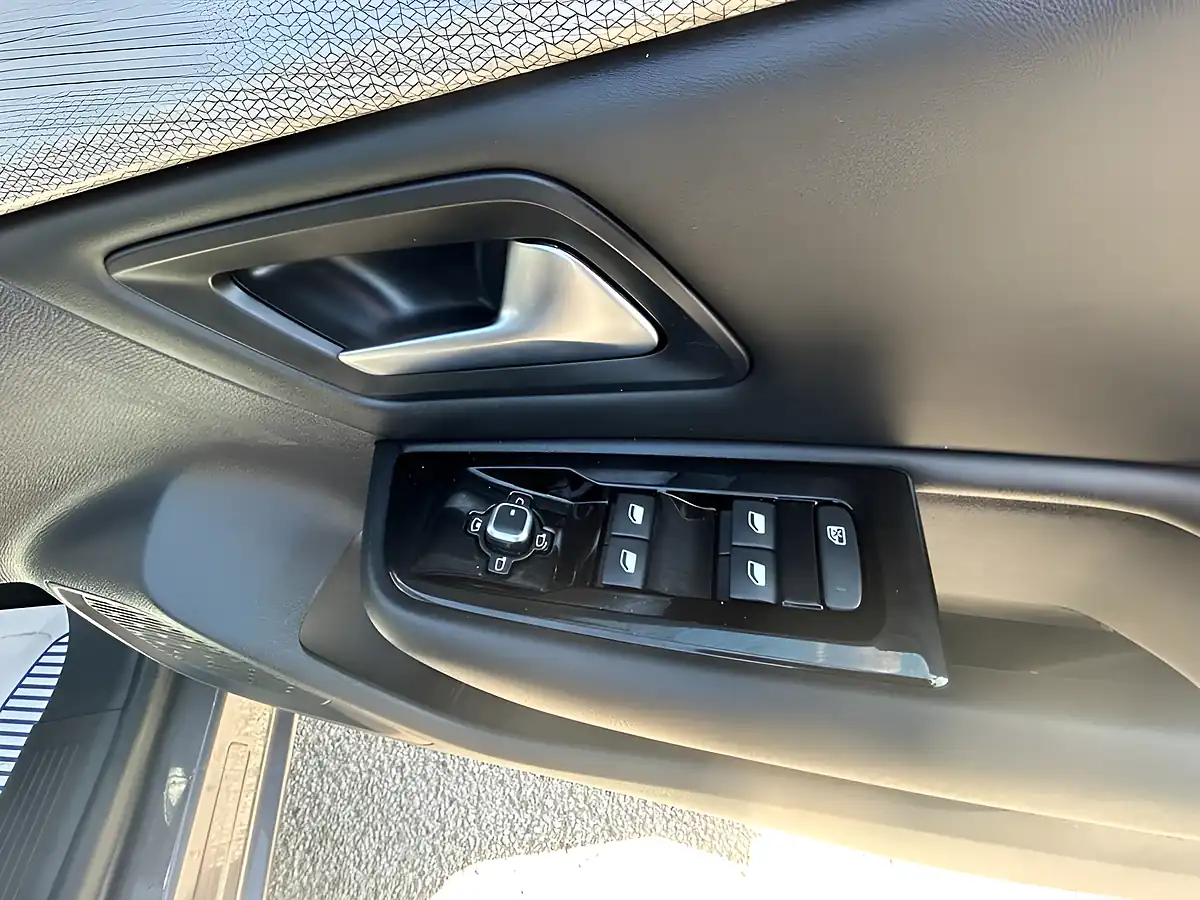 Used 2023 Citroen C5 X Shine Grey - Interior and Exterior details 12