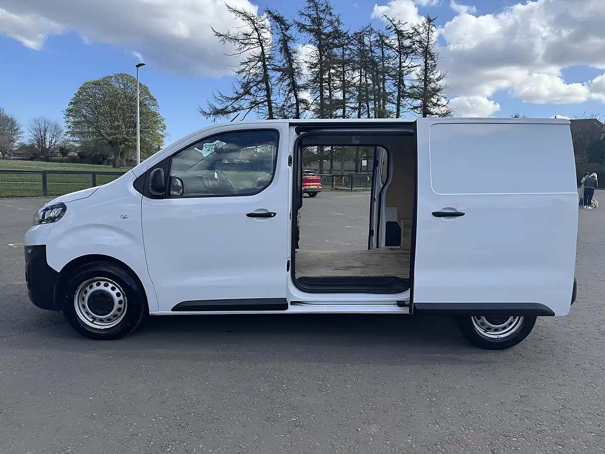 Used 2023 Citroen Dispatch Enterprise Edition M White - Interior and Exterior details 14