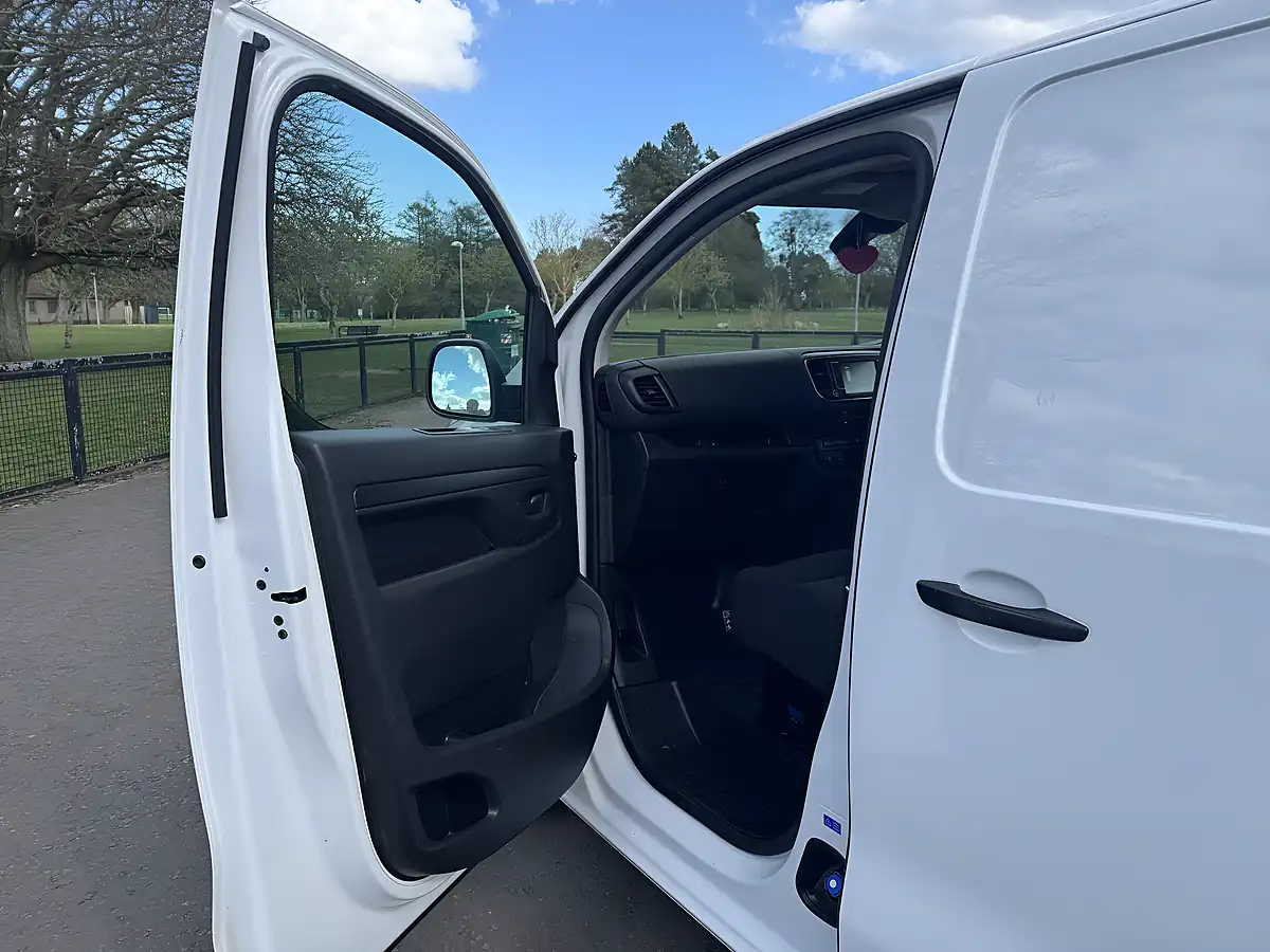Used 2023 Citroen Dispatch Enterprise Edition M White - Interior and Exterior details 16