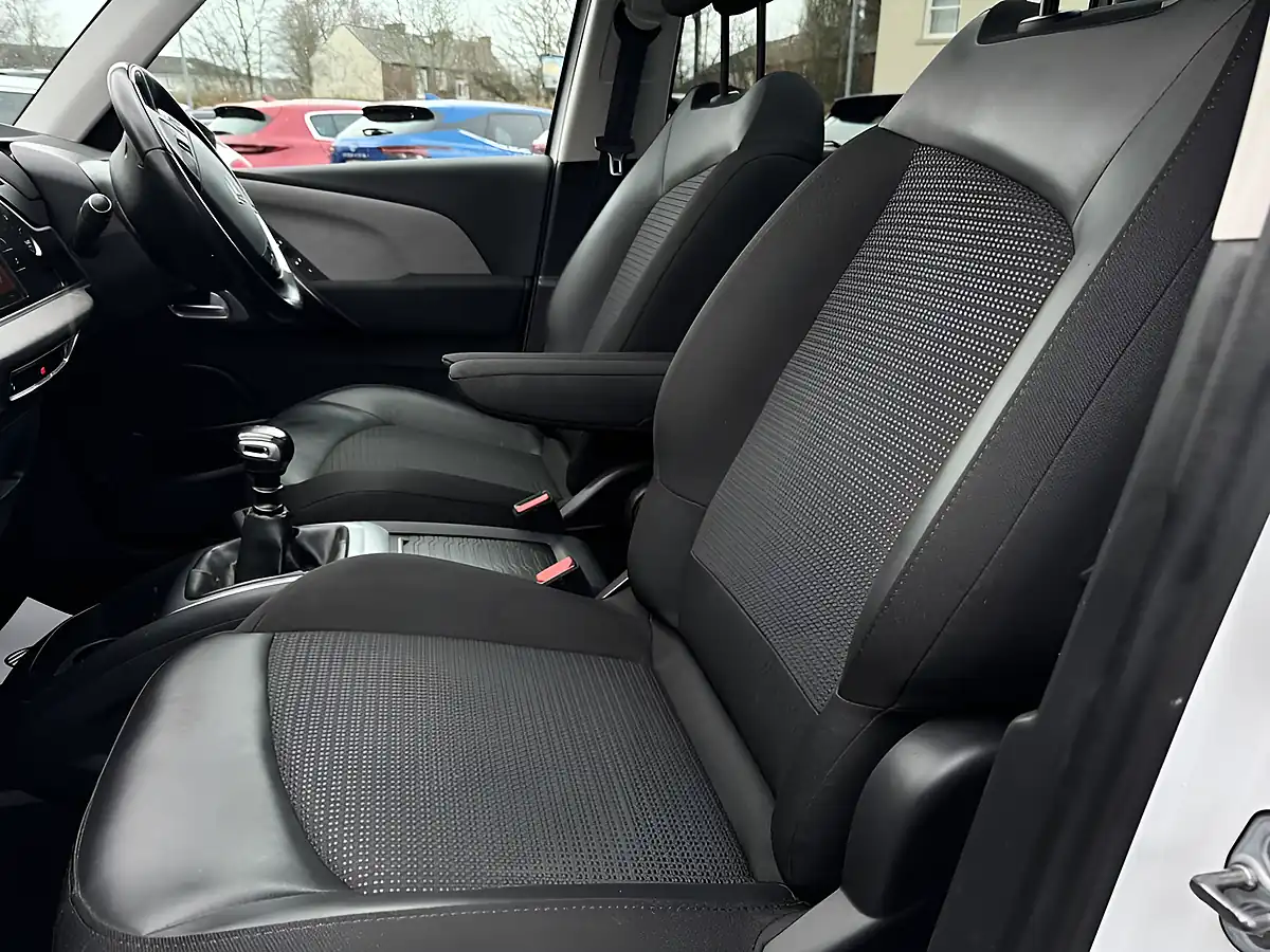 Used 2023 Citroen Grand C4 Spacetourer Shine White - Interior and Exterior details 5