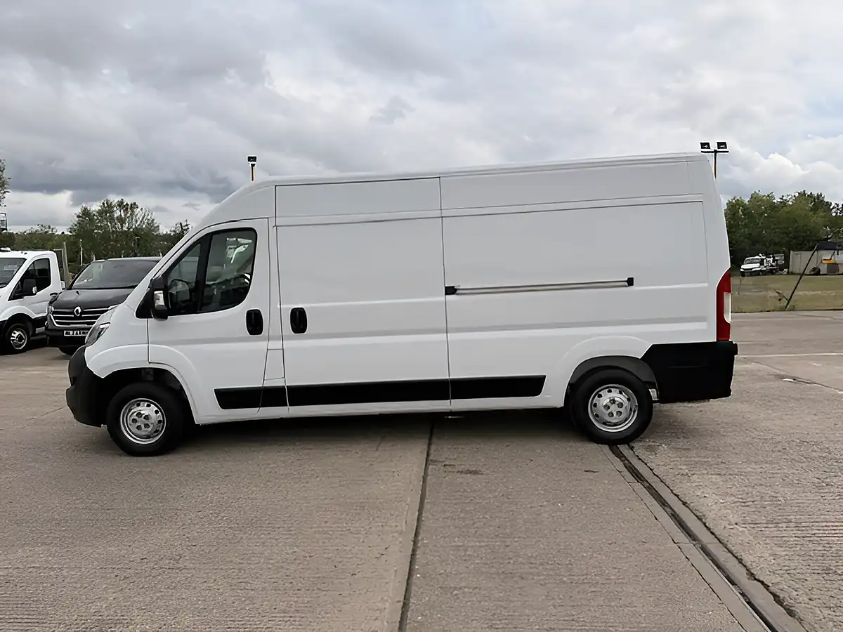 Used 2023 Citroen Relay 35 Enterprise L3 H2 White - Interior and Exterior details 8