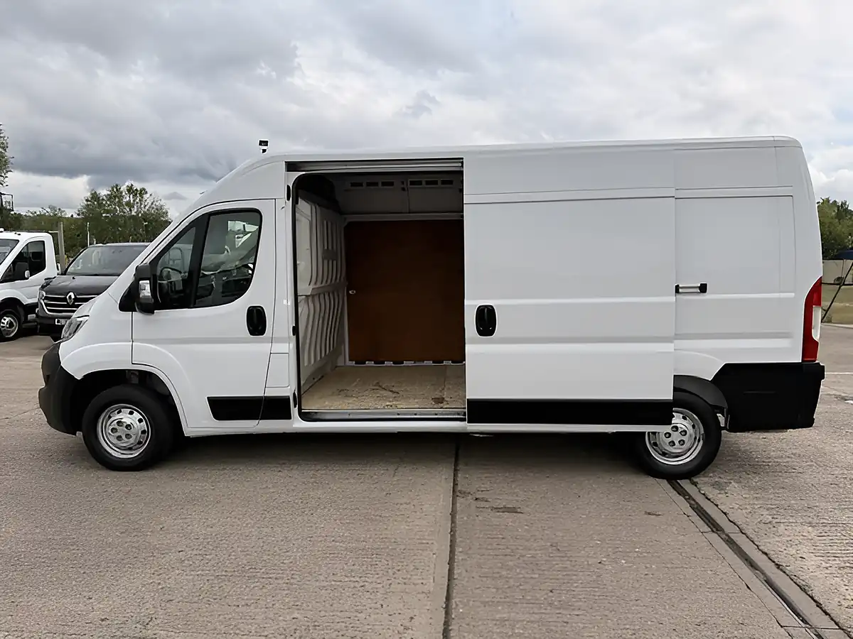 Used 2023 Citroen Relay 35 Enterprise L3 H2 White - Interior and Exterior details 9