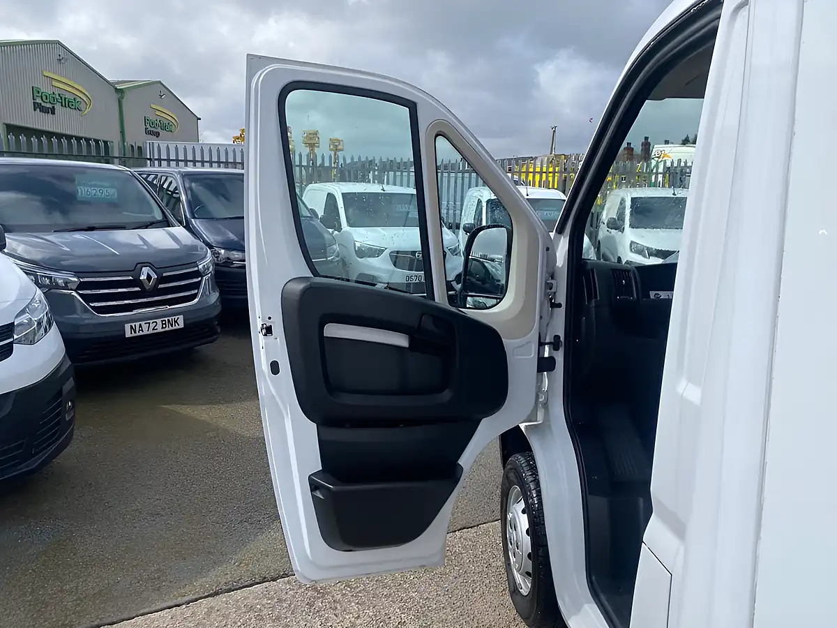 Used 2023 Citroen Relay 35 X White - Interior and Exterior details 15