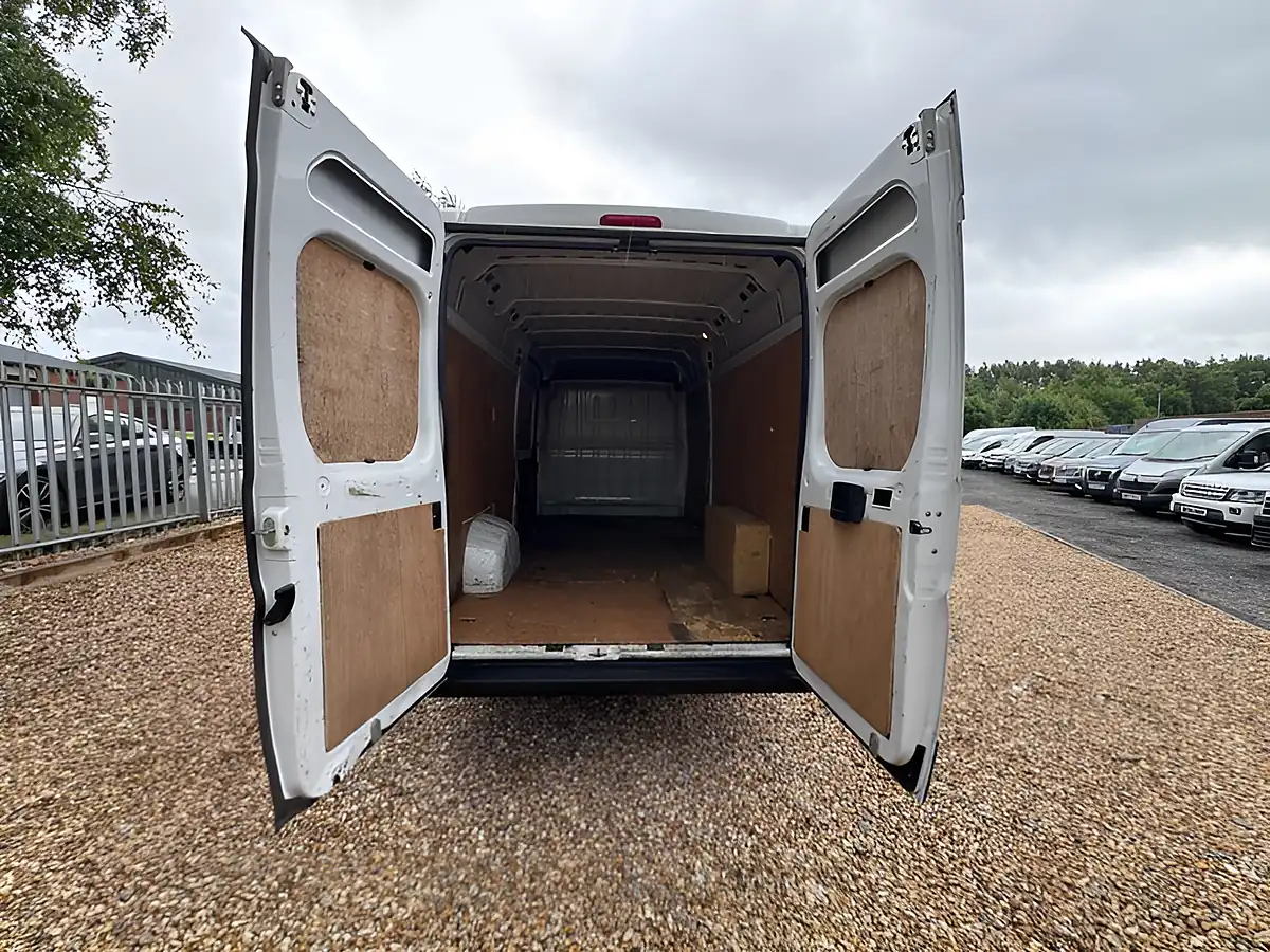 Used 2023 Citroen Relay Enterprise Edition Icy White - Interior and Exterior details 5