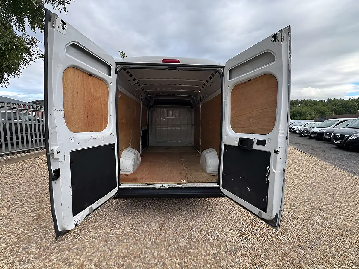 Used 2023 Citroen Relay Enterprise Edition Icy White - Interior and Exterior details 4