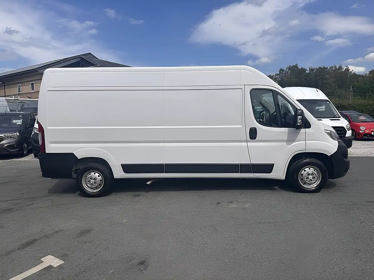 Used 2023 Citroen Relay Enterprise Edition Icy White - Interior and Exterior details 8