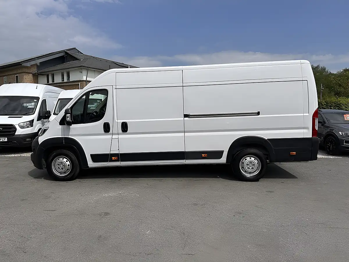 Used 2023 Citroen Relay Enterprise Edition L4 H2 Icy White - Interior and Exterior details 9