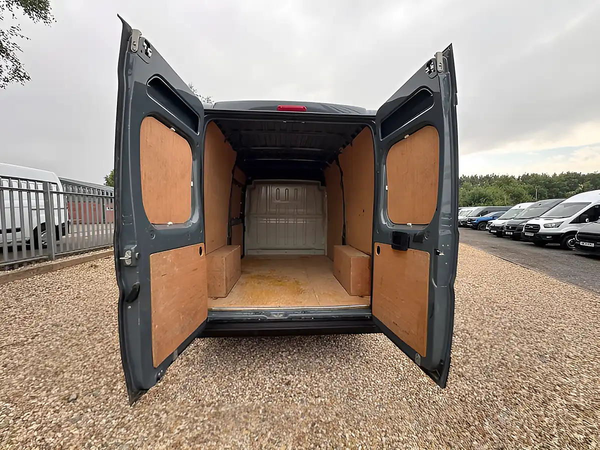 Used 2023 Citroen Relay Enterprise Edition Thunder Grey - Interior and Exterior details 5