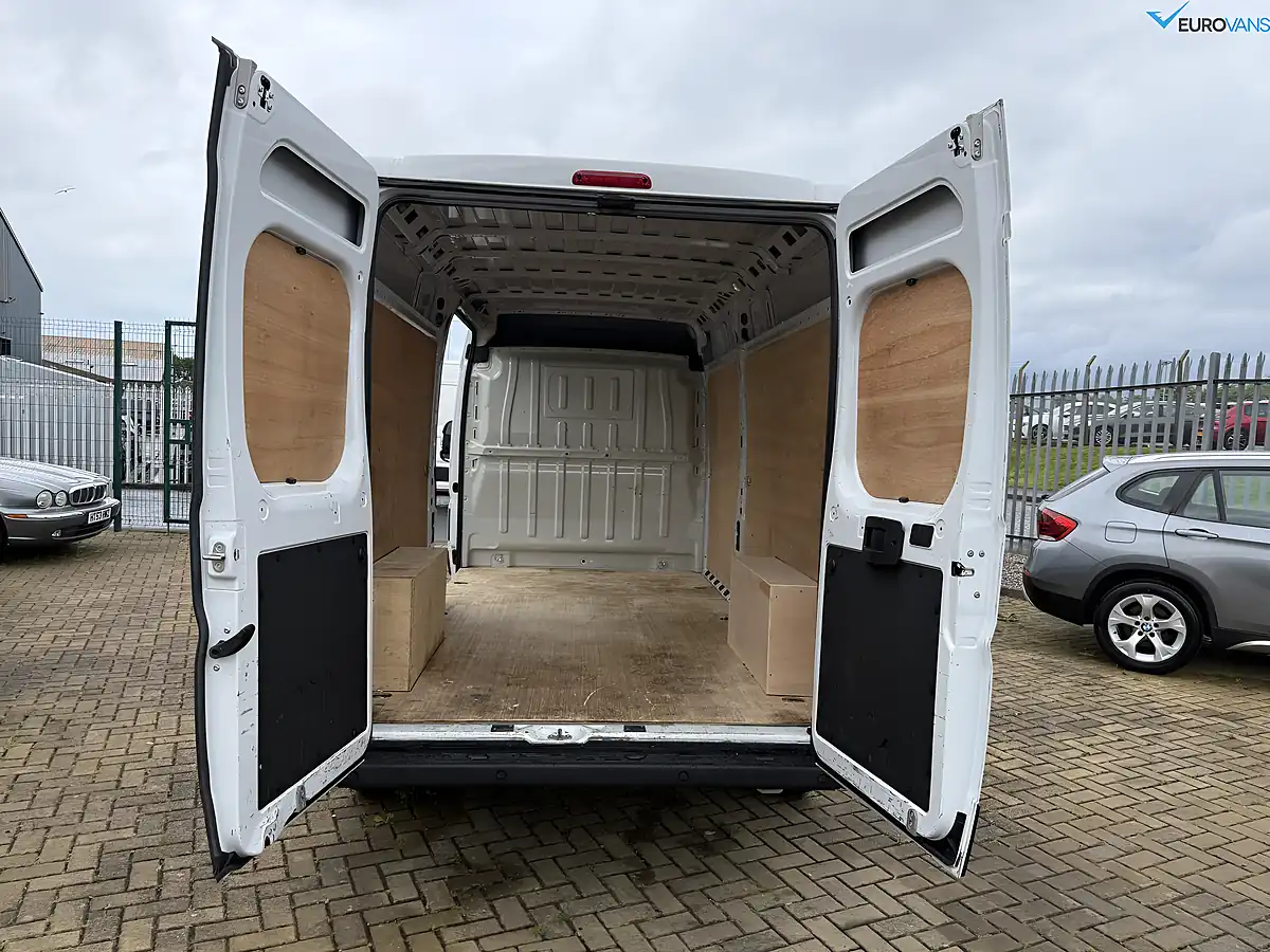 Used 2023 Citroen Relay Enterprise Edition White - Interior and Exterior details 7