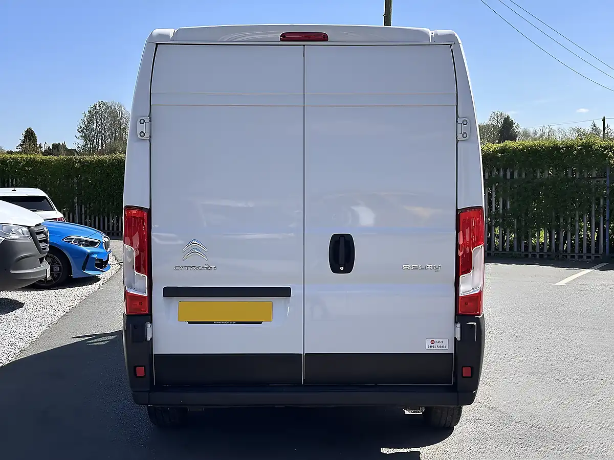 Used 2023 Citroen Relay Enterprise Icy White - Interior and Exterior details 13
