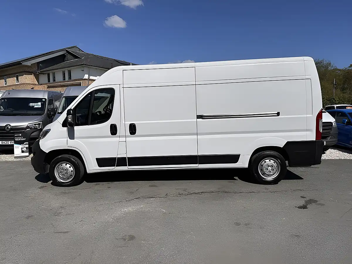 Used 2023 Citroen Relay Enterprise Icy White - Interior and Exterior details 9