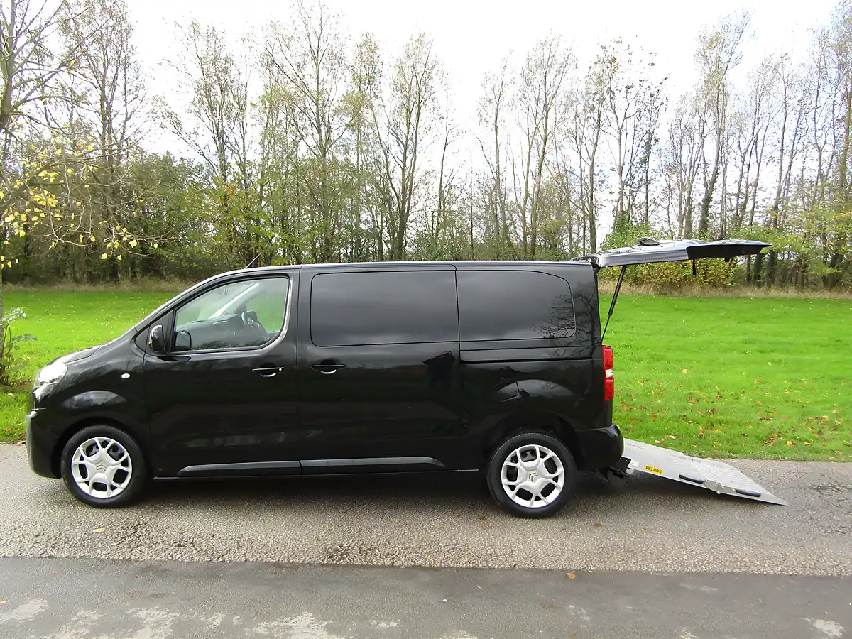 Used 2023 Citroen Space Tourer Business Black - Front View