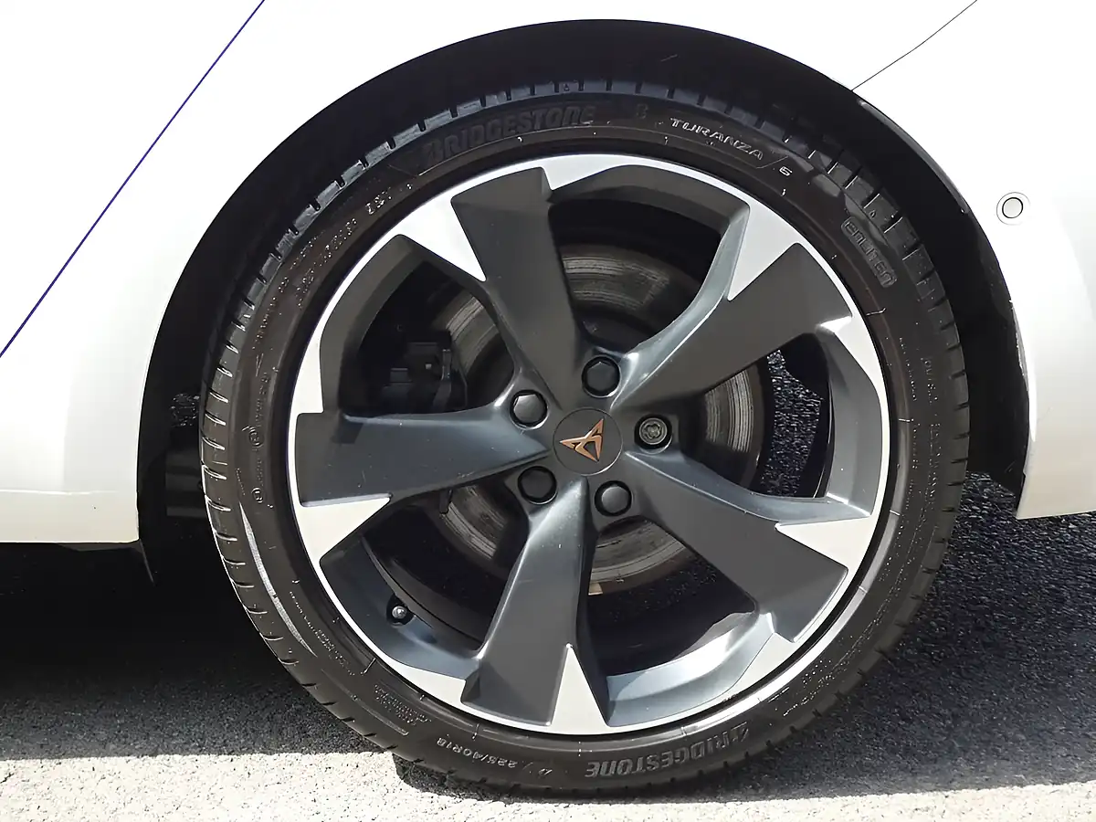 Used 2023 Cupra Leon Vz1 Candy White - Interior and Exterior details 11