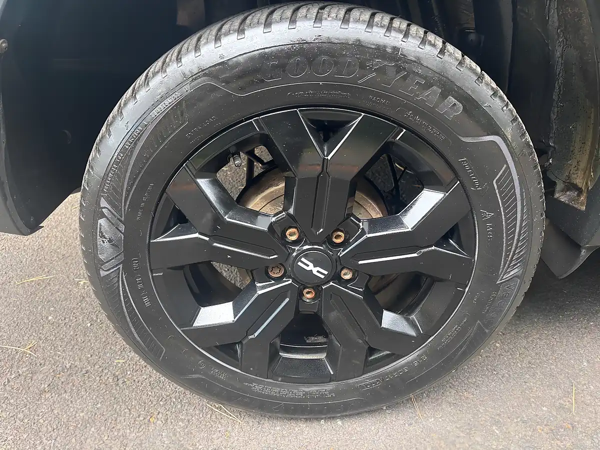 Used 2023 Dacia Duster Extreme Se Grey - Interior and Exterior details 14
