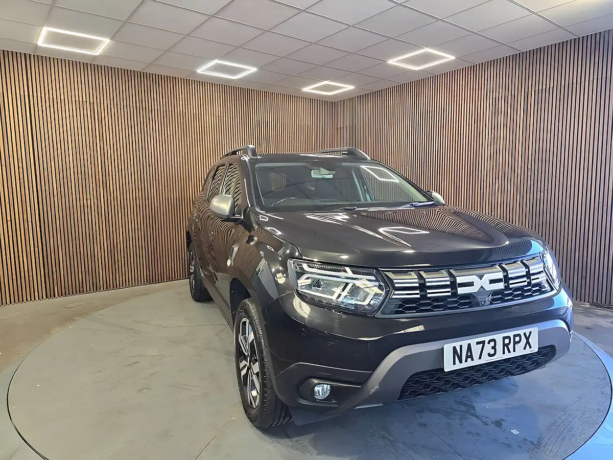 Used 2023 Dacia Duster Journey Black - Front View